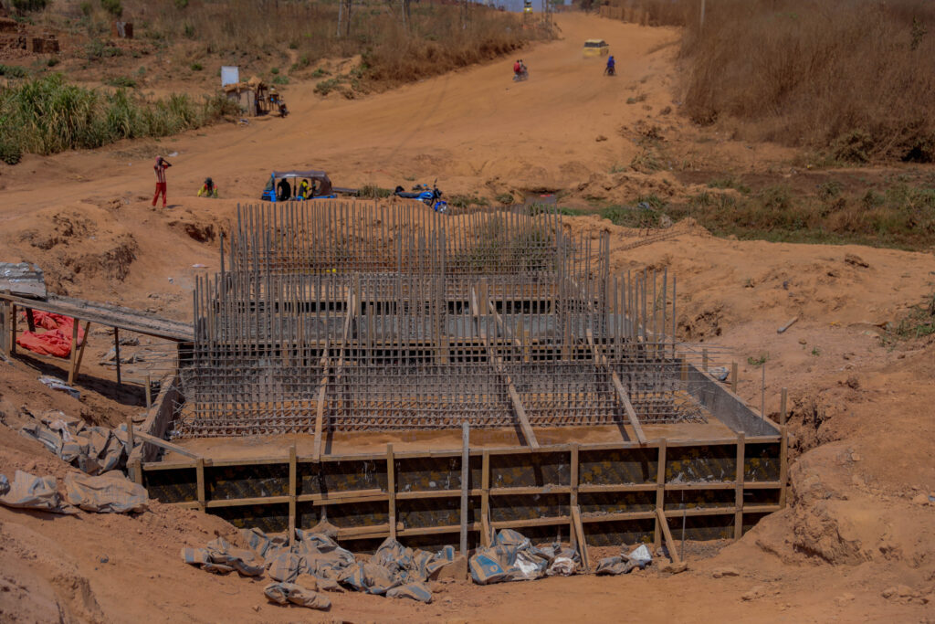 Aménagement de la route en terre battue avec drain à Kashimbala et construction d’un pont moderne d’une capacité de 40 tonnes